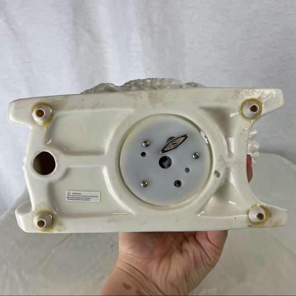 Vintage music box sculpted in a sleigh with caroling family - Picture 15 of 16